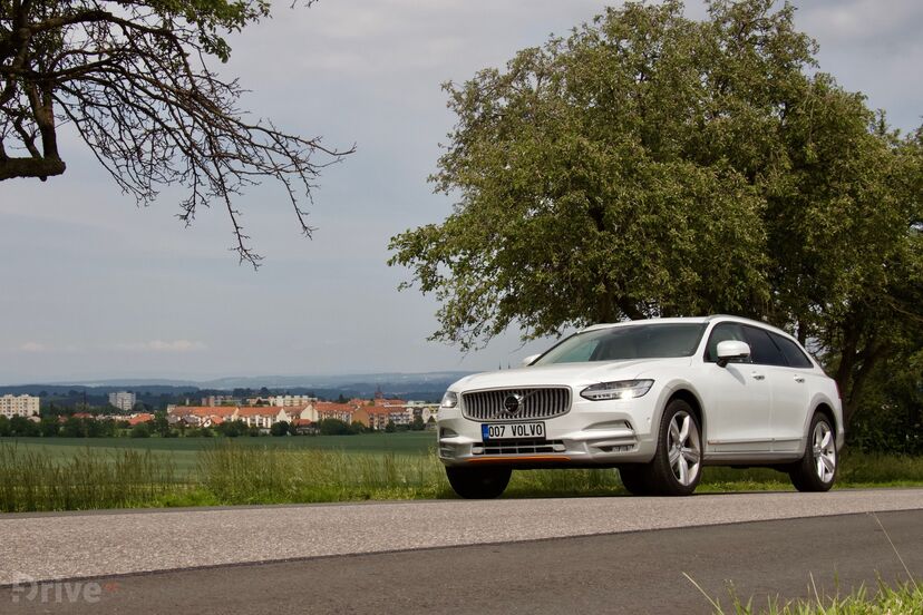 Volvo V90 Cross Country Race Ocean