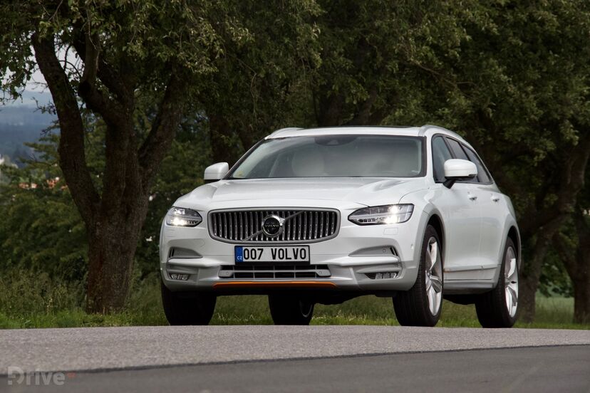 Volvo V90 Cross Country Race Ocean