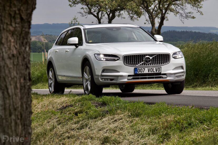 Volvo V90 Cross Country Race Ocean