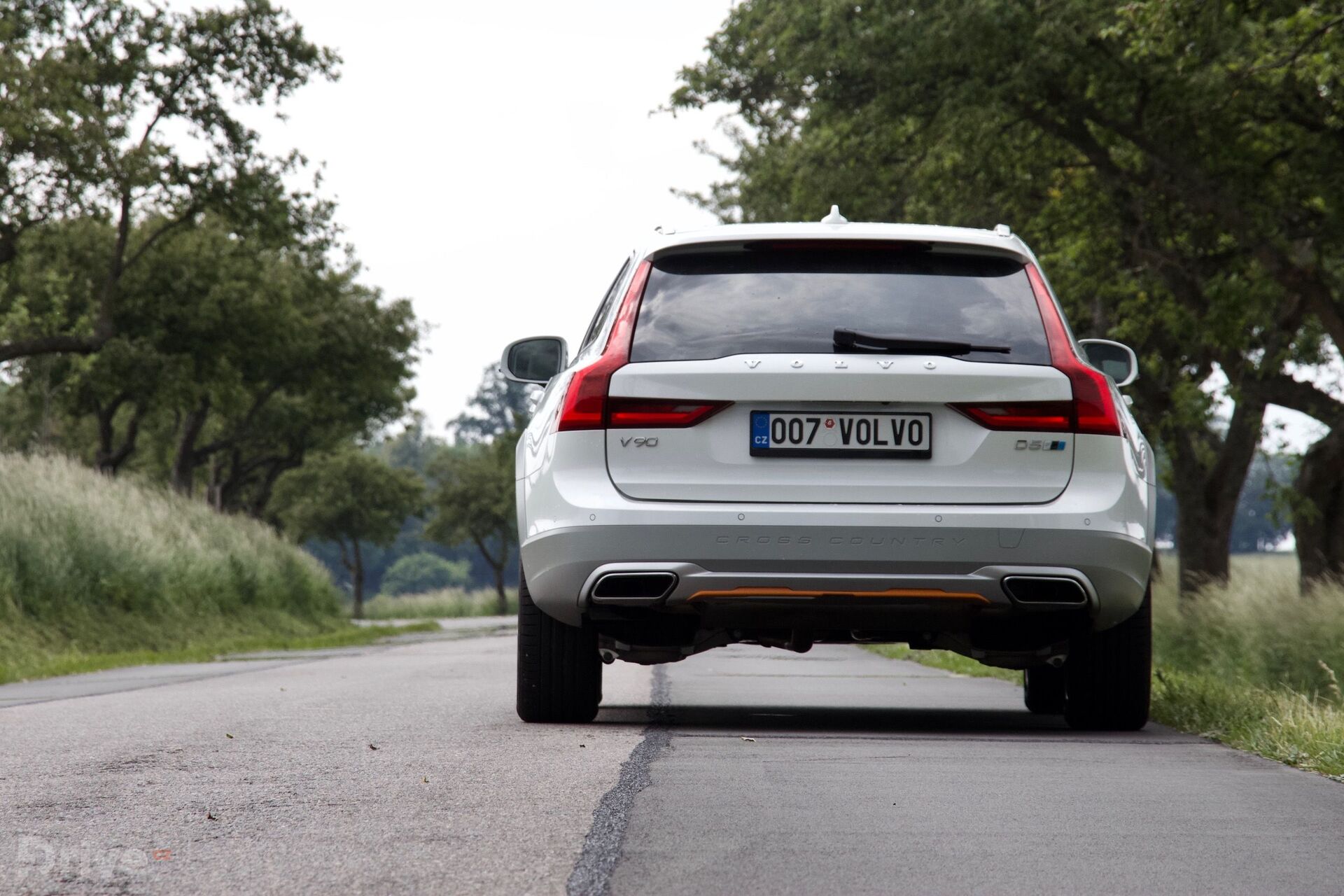 Volvo V90 Cross Country Race Ocean