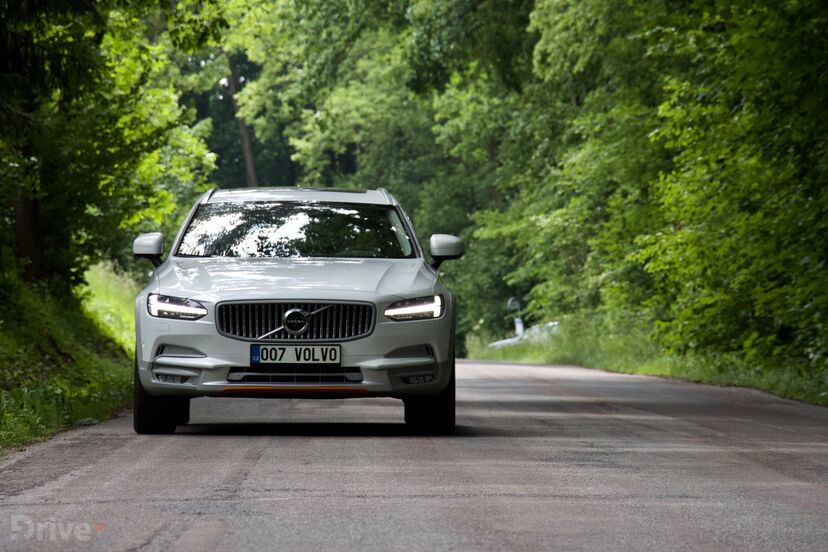 Volvo V90 Cross Country Race Ocean