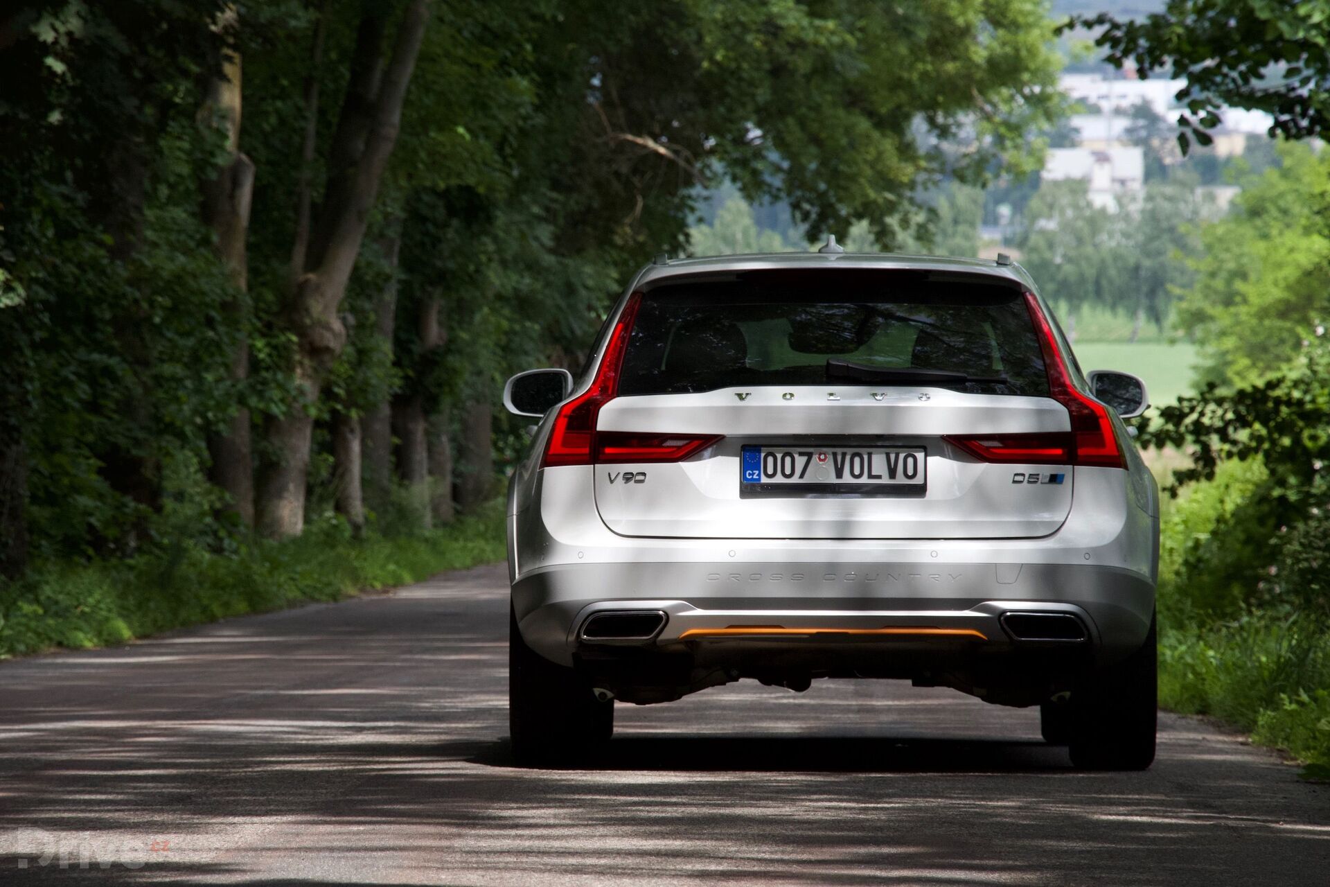Volvo V90 Cross Country Race Ocean