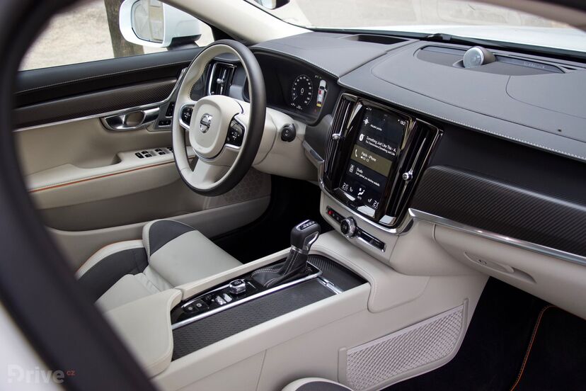 Volvo V90 Cross Country Race Ocean