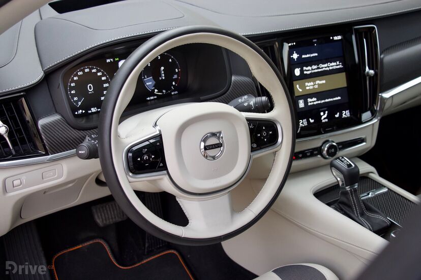 Volvo V90 Cross Country Race Ocean