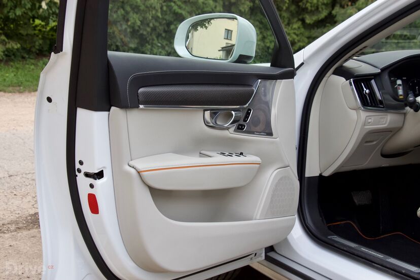 Volvo V90 Cross Country Race Ocean