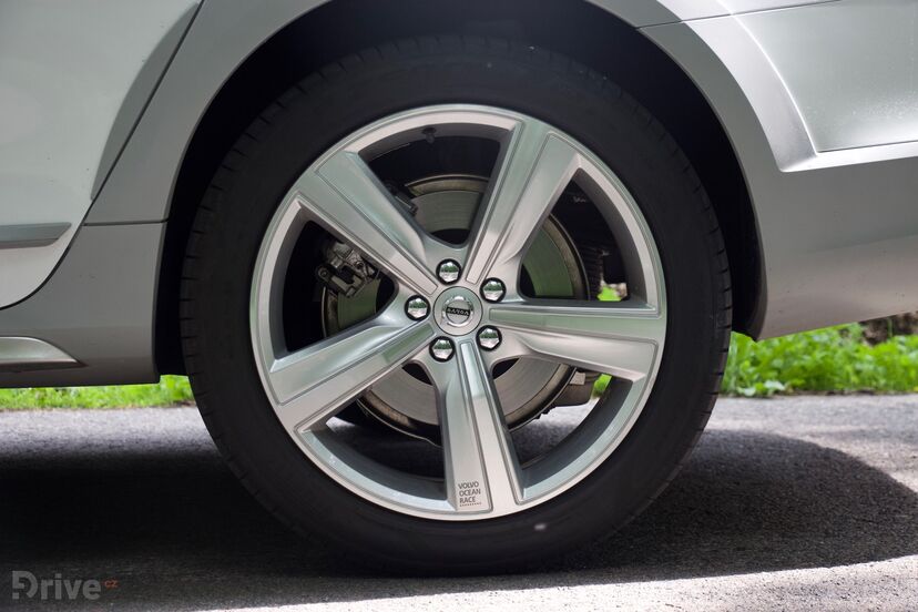 Volvo V90 Cross Country Race Ocean