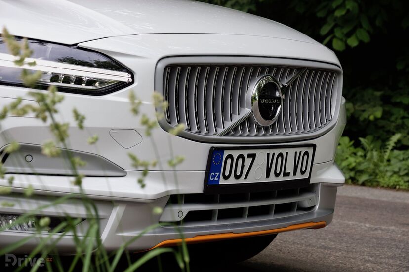 Volvo V90 Cross Country Race Ocean