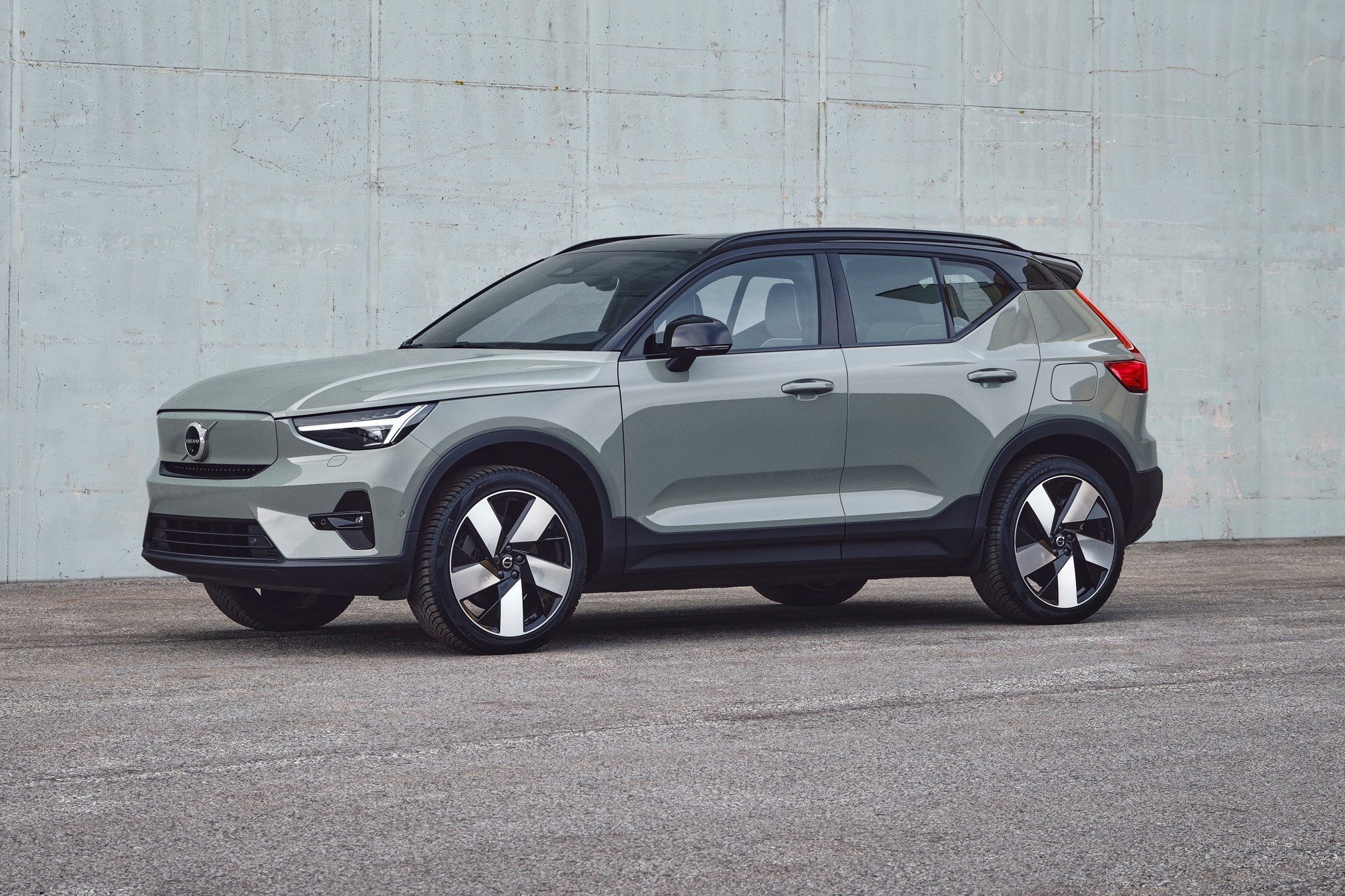 Specifikace Volvo XC40 Recharge T4 fDrive.cz