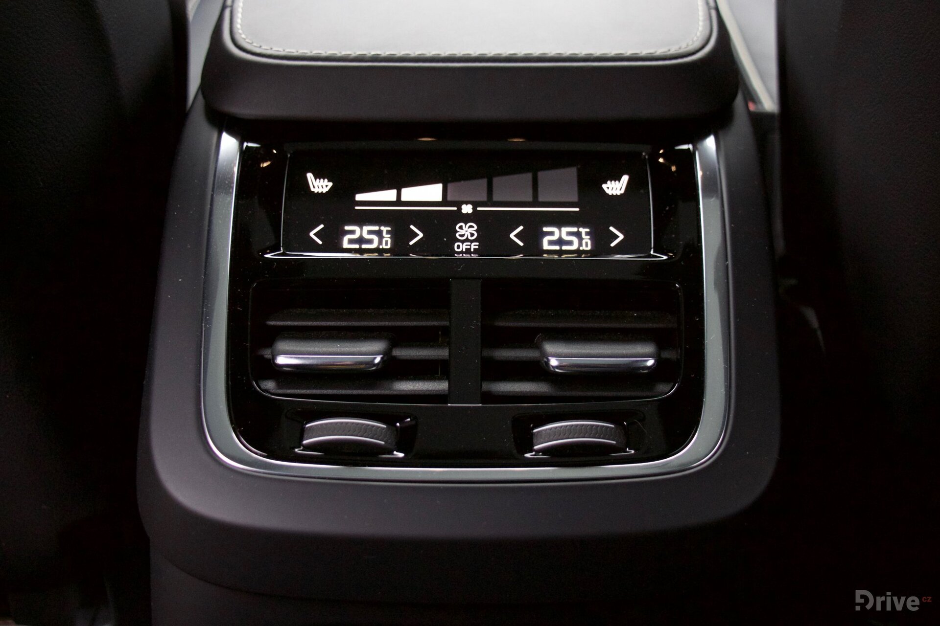 Volvo XC90 T8 (2015)