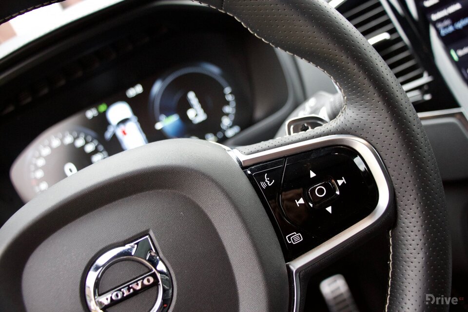 Volvo XC90 T8 (2015)