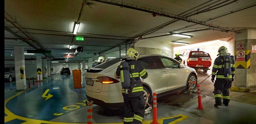 Vozík pro hašení elektromobilu