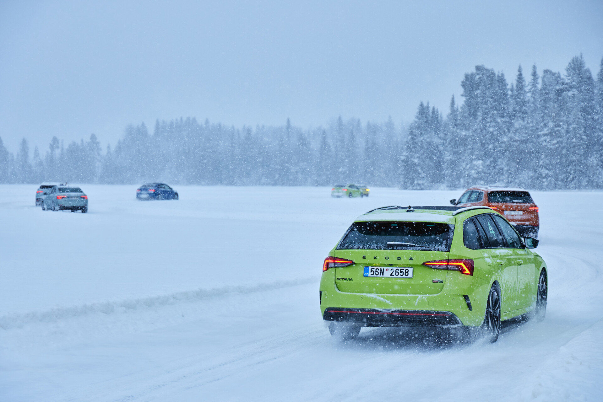 Vozy Škoda 4x4 na zamrzlém jezeře ve Švédsku
