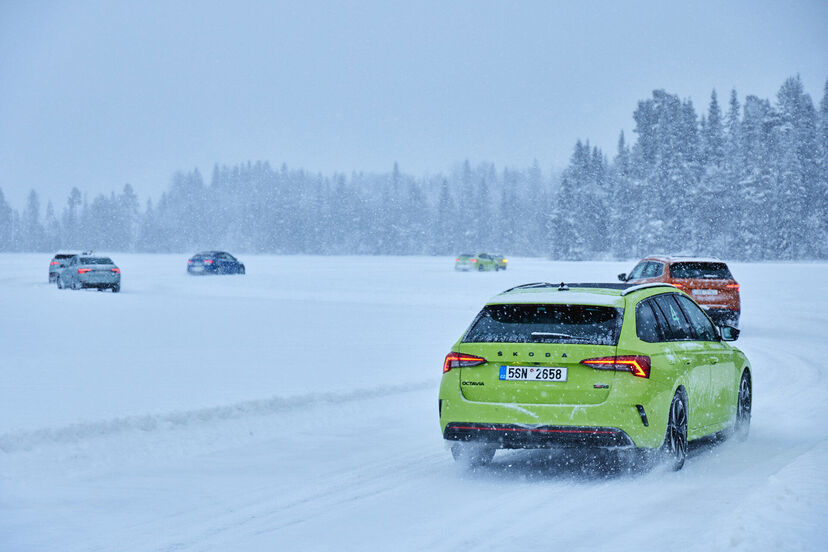 Vozy Škoda 4x4 na zamrzlém jezeře ve Švédsku