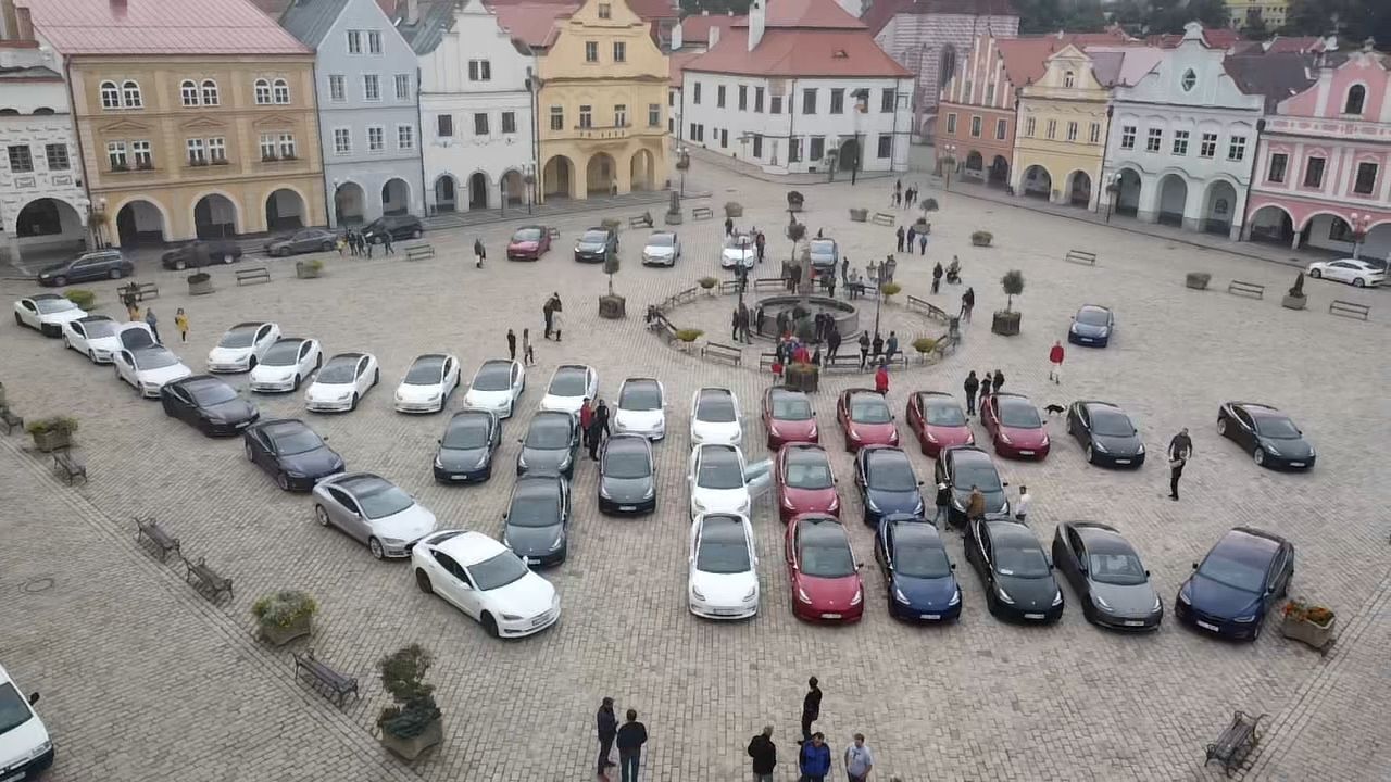 Vozy Tesla na náměstí v Pelhřimově