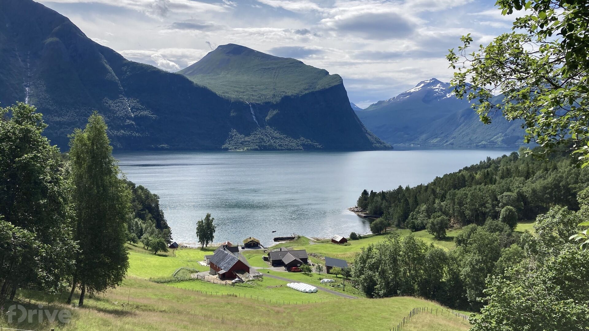 Výhled na jeden z mnoha fjordů