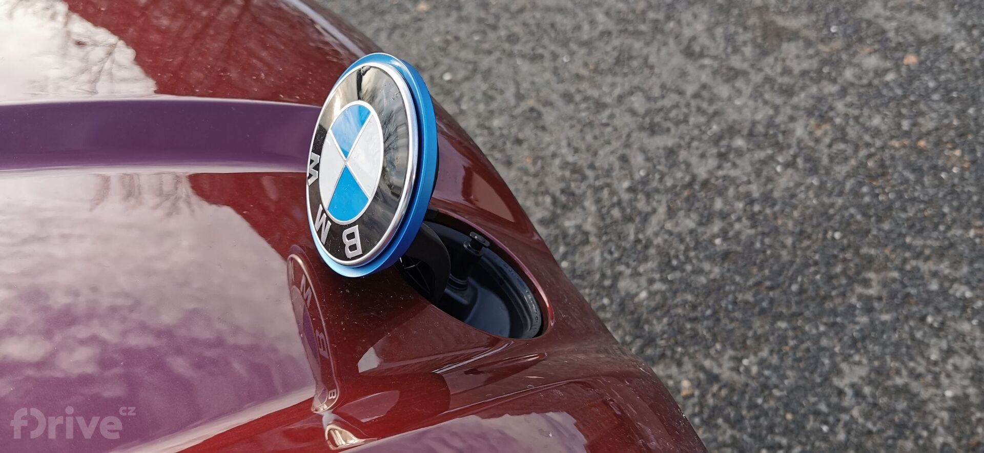 Vyklápěcí znak místo otevírání kapoty BMW iX