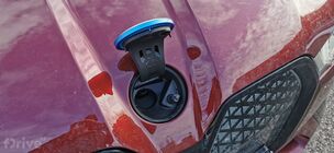 Vyklápěcí znak místo otevírání kapoty BMW iX