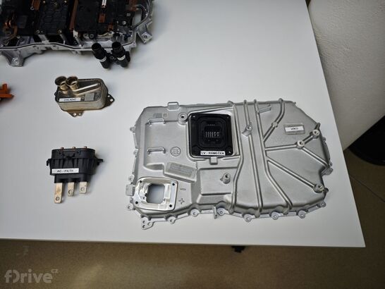 Výkonová elektronika ZF SiC MOSFET pro 800V elektromobily