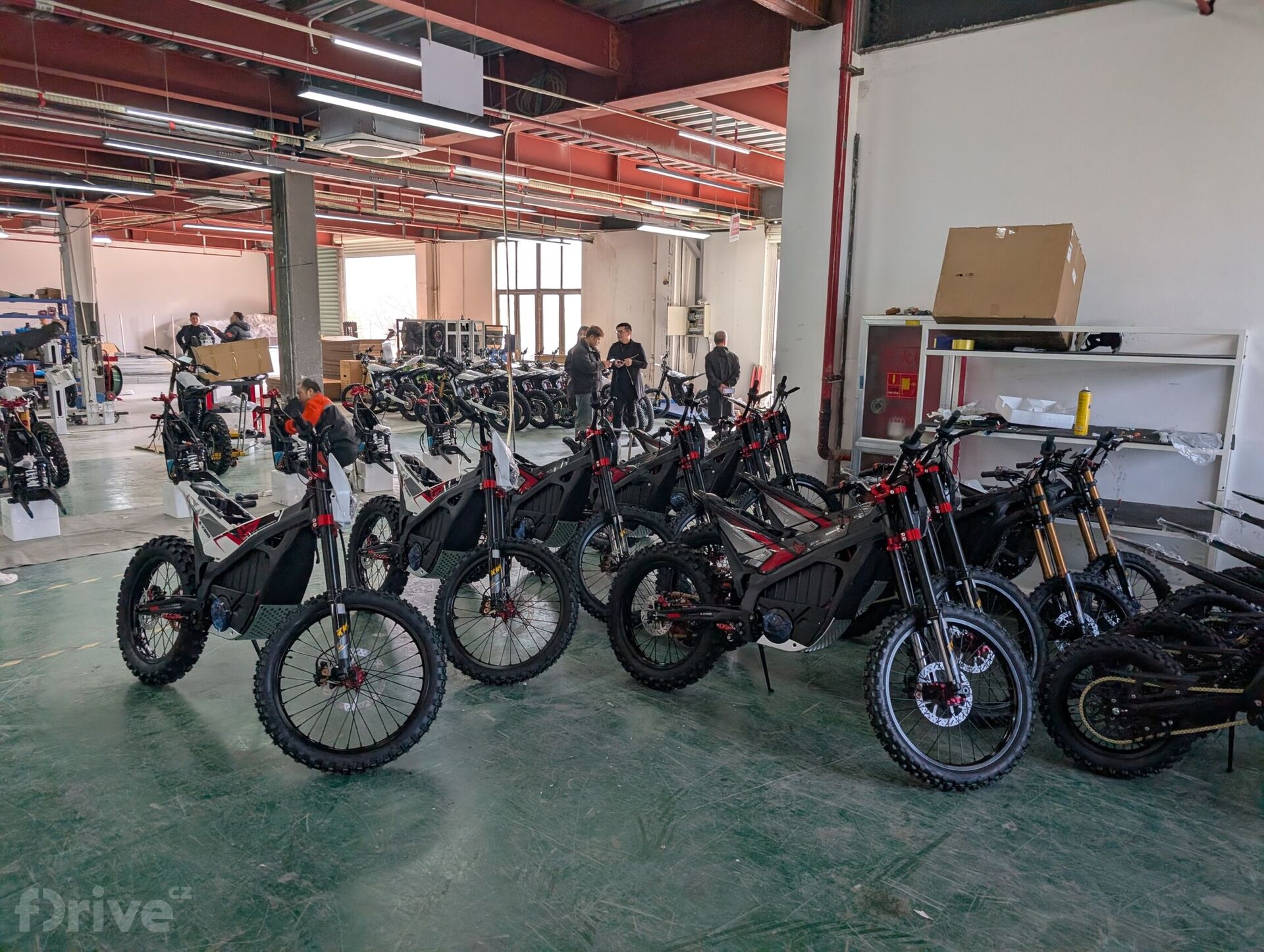 Výroba elektrických motorek v Číně