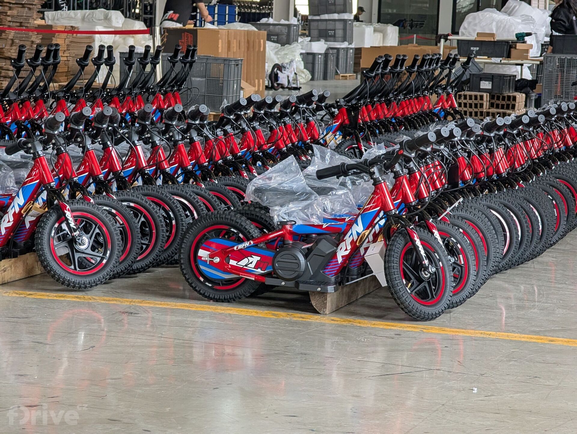 Výroba elektrických motorek v Číně