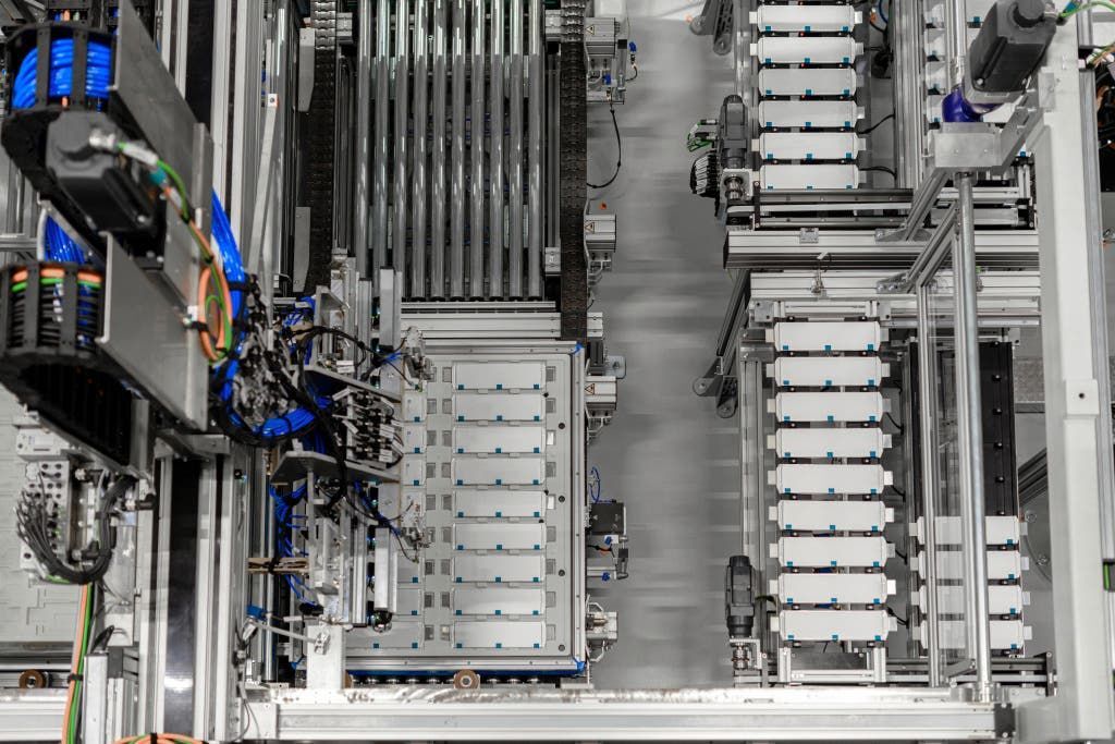 Výrobní linka v závodě na výrobu baterií v německém Kamenzu