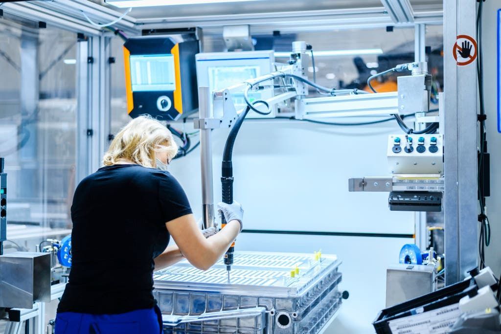 Výrobní linka v závodě na výrobu baterií v německém Kamenzu