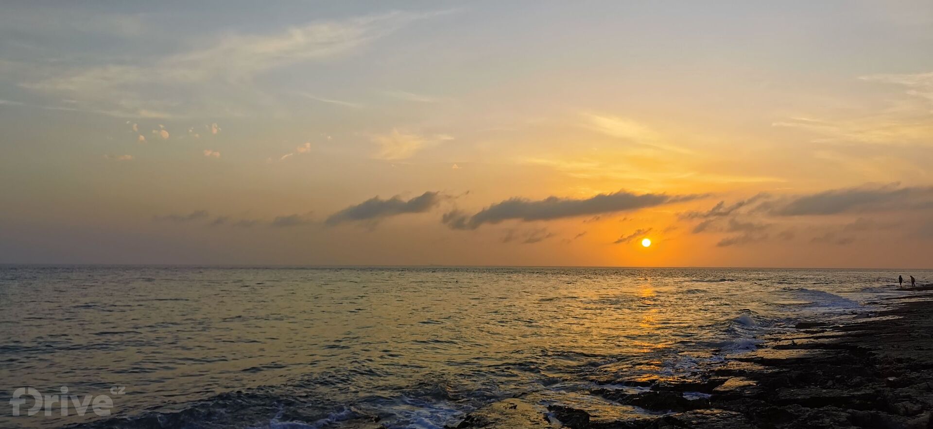 Západ Slunce nad pláží v Chorvatsku