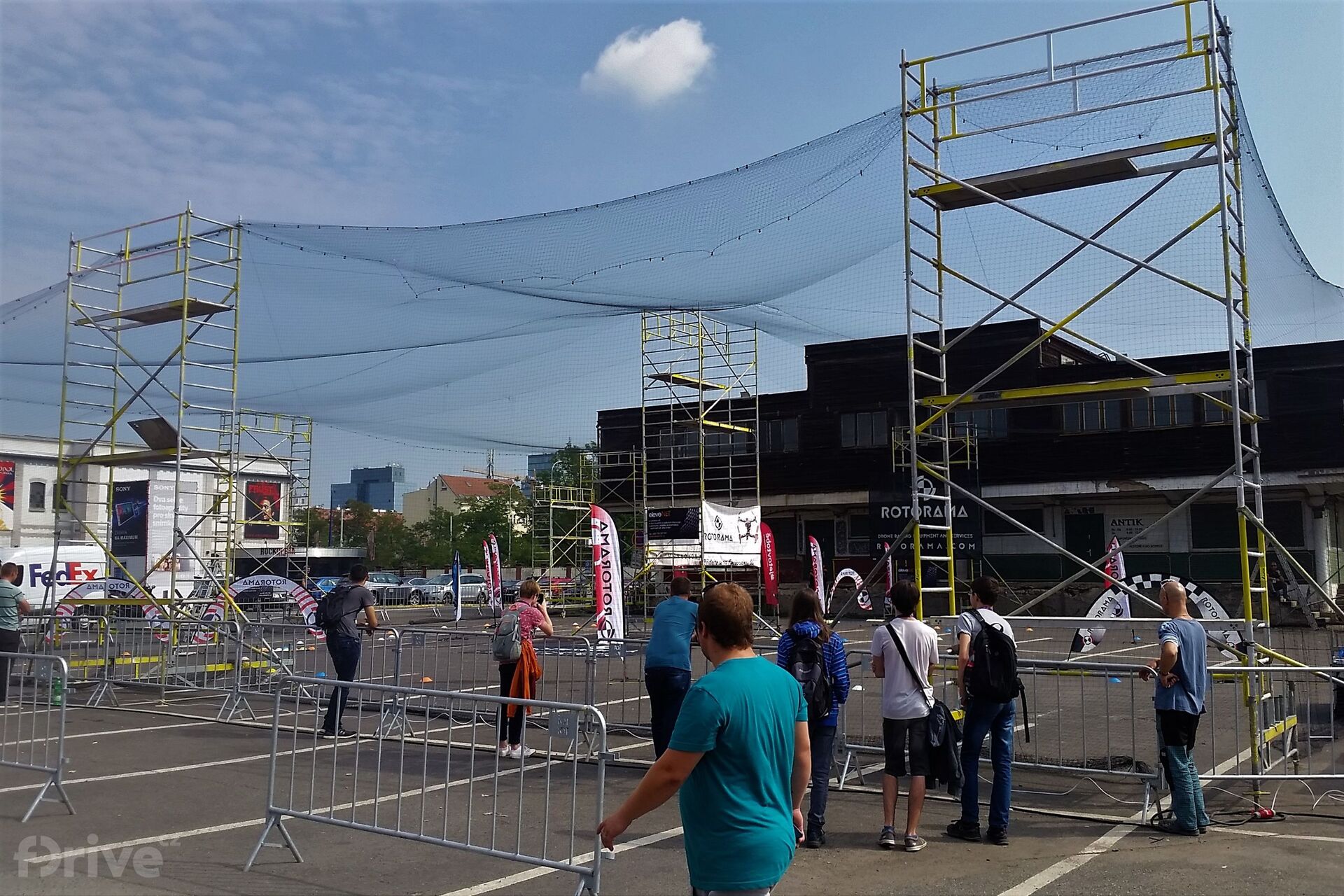 Závodní aréna dronů