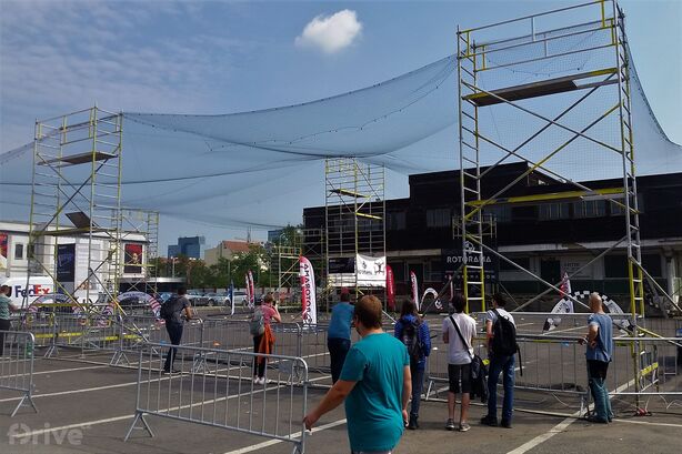 Závodní aréna dronů