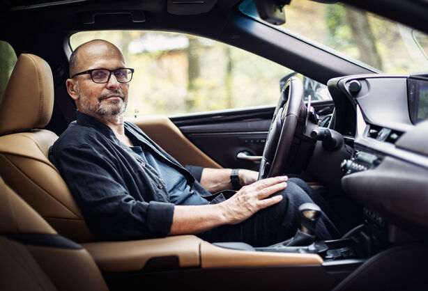 Zdeněk Pohlreich za volantem svého Lexusu