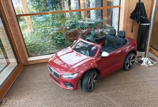 Zmenšenina modelu Volvo určená pro děti do 3 let