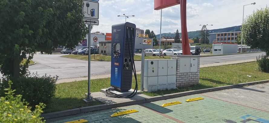 Zničená nabíjecí stanice PRE v Berouně