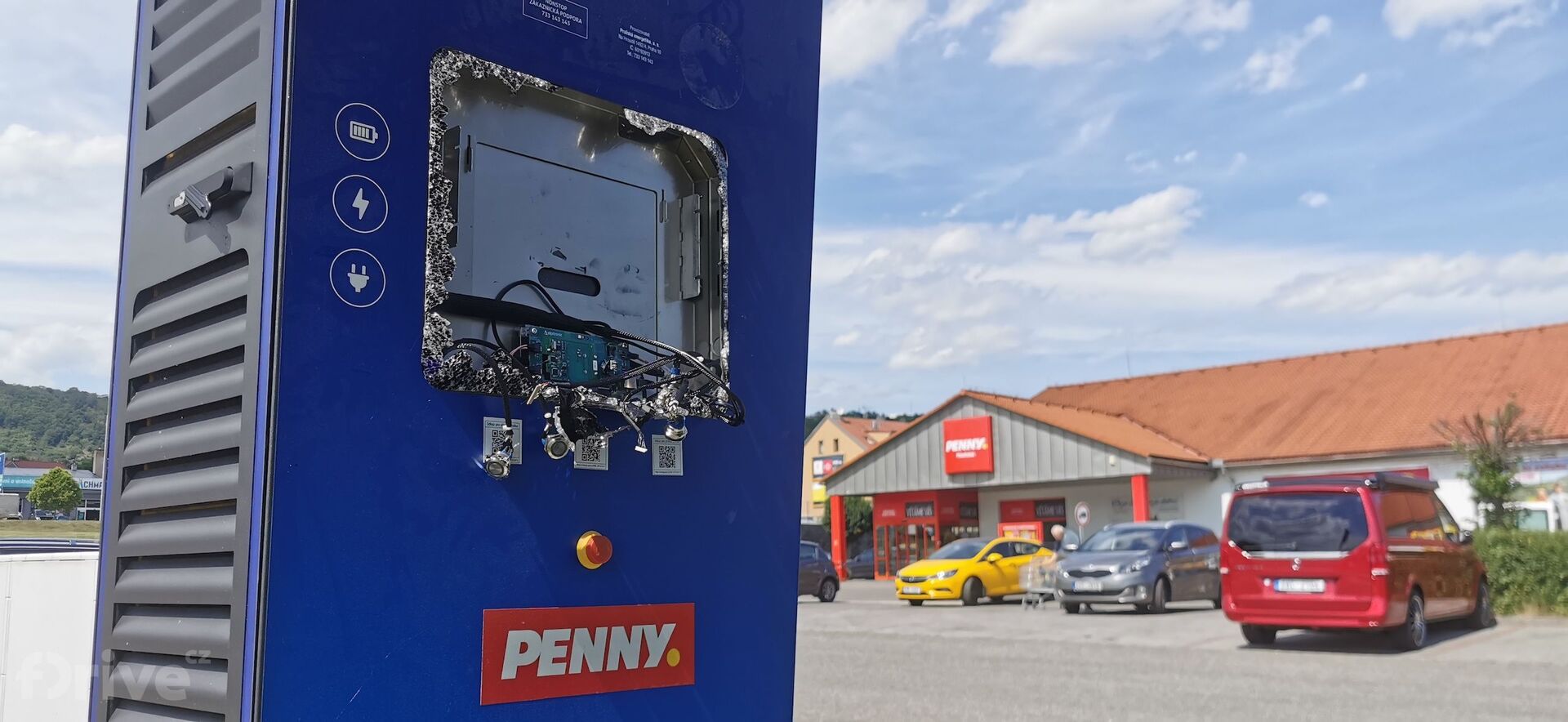 Zničená nabíjecí stanice PRE v Berouně