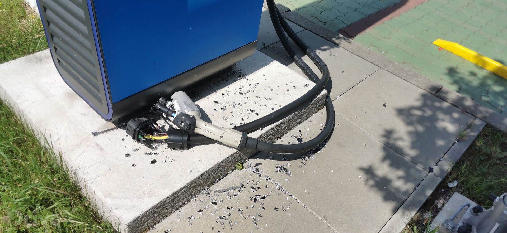 Zničená nabíjecí stanice PRE v Berouně