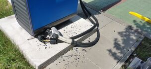 Zničená nabíjecí stanice PRE v Berouně