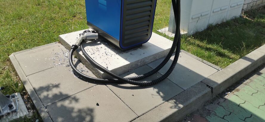 Zničená nabíjecí stanice PRE v Berouně