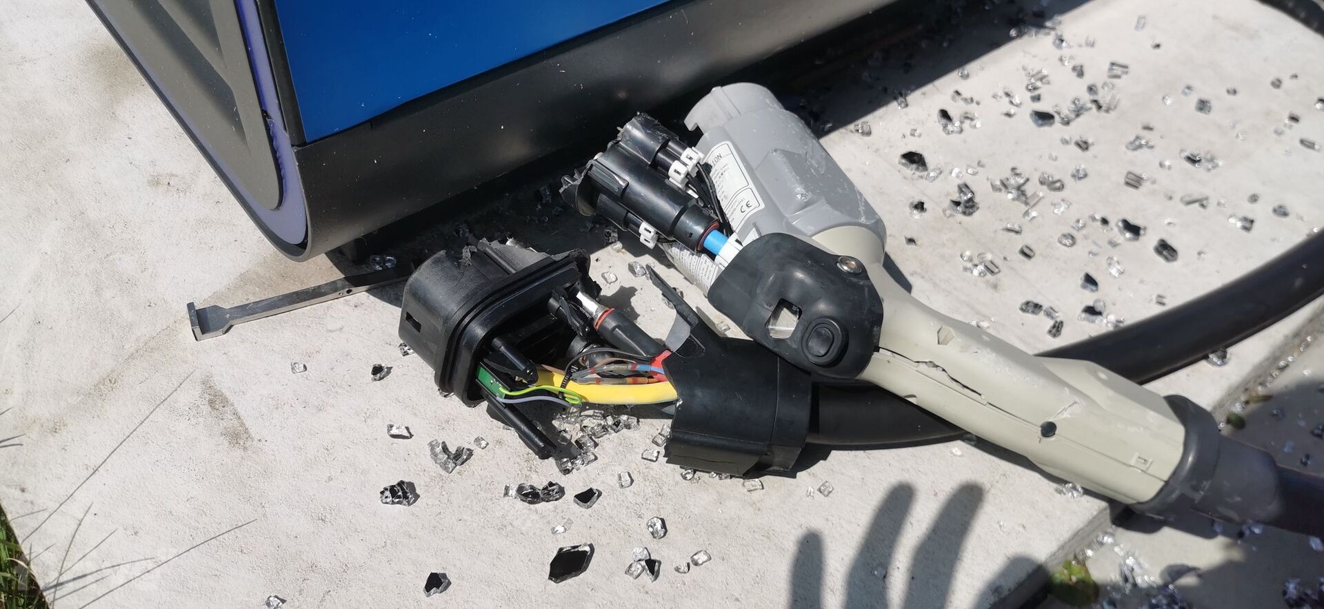 Zničená nabíjecí stanice PRE v Berouně