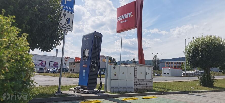 Zničená nabíjecí stanice PRE v Berouně