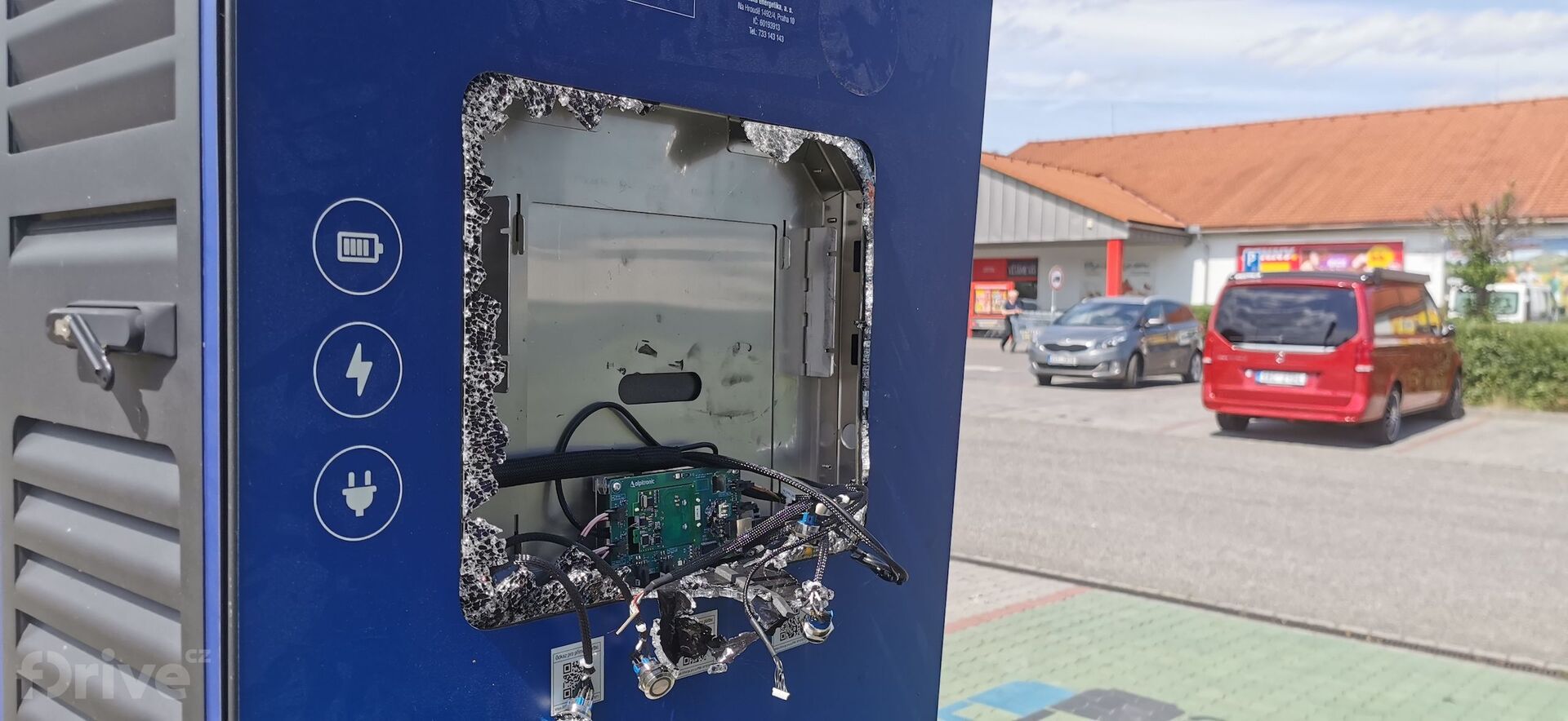 Zničená nabíjecí stanice PRE v Berouně