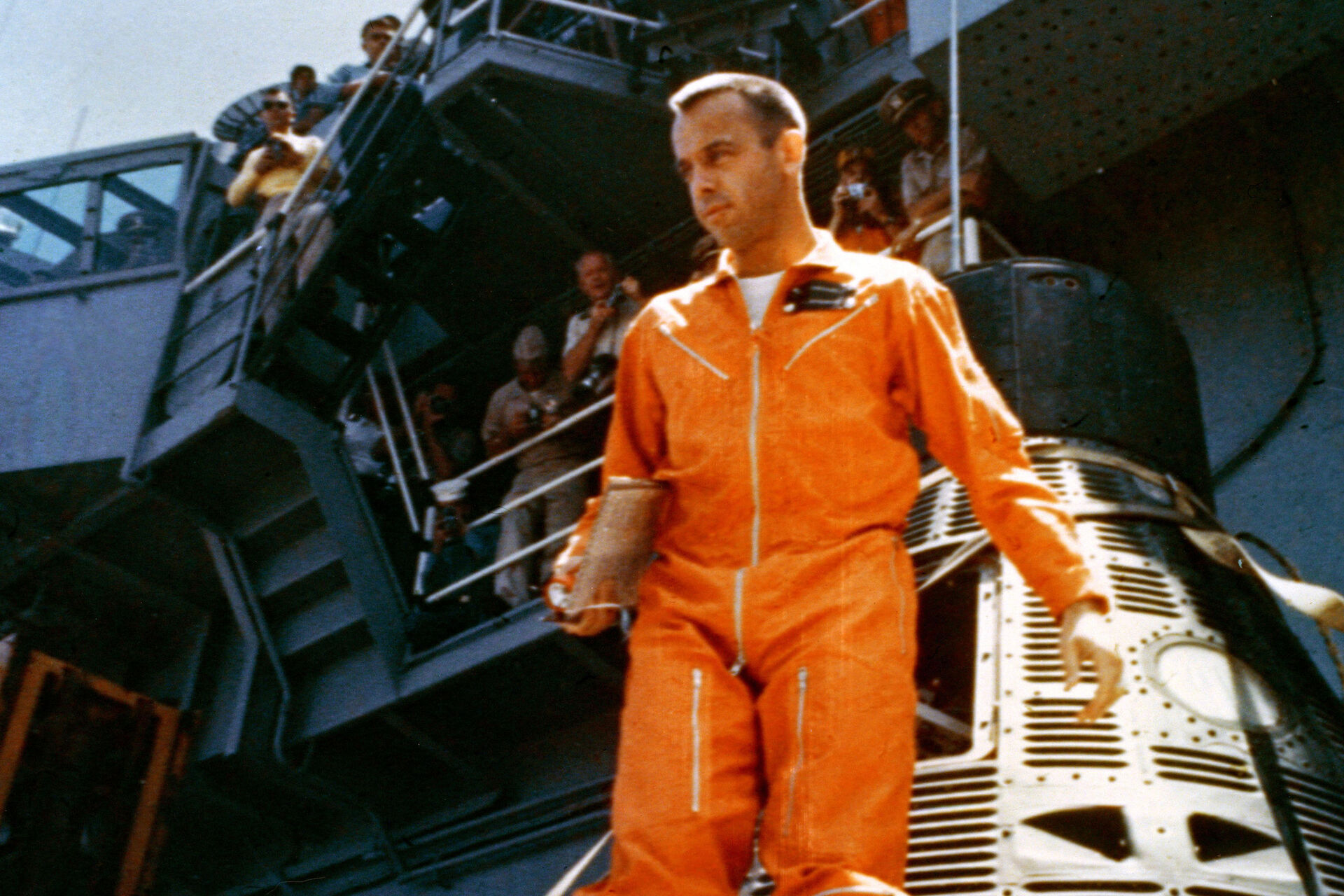 Alan Shepard při výstupu z kosmické lodi