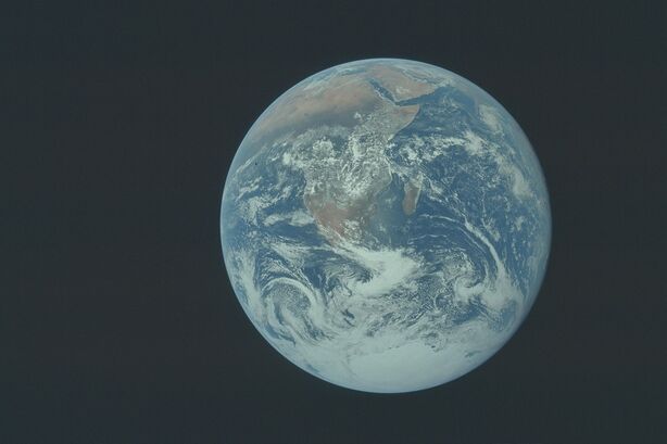 Astronaut photograph AS17-148-22727