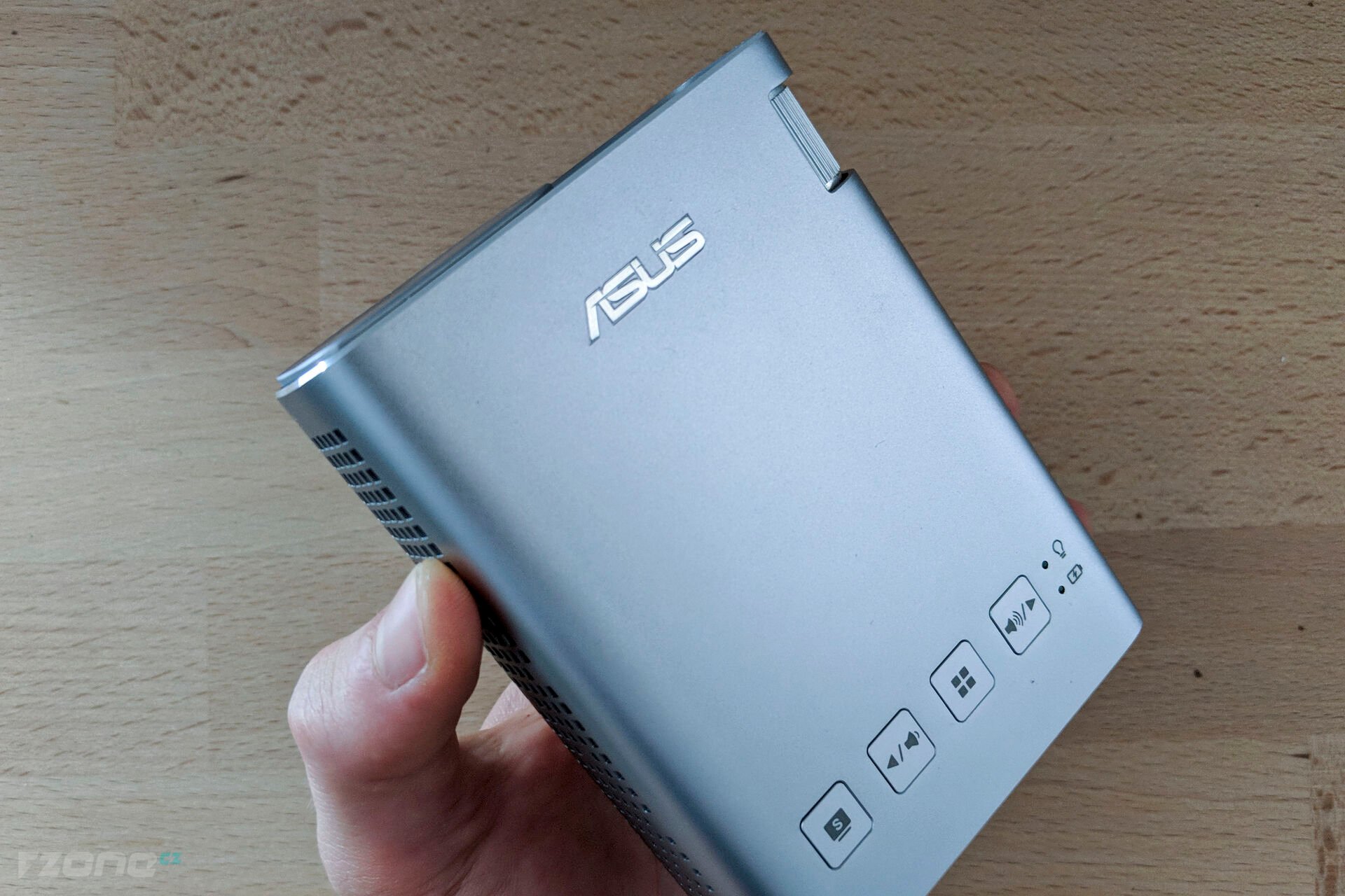 ASUS ZenBeam E1