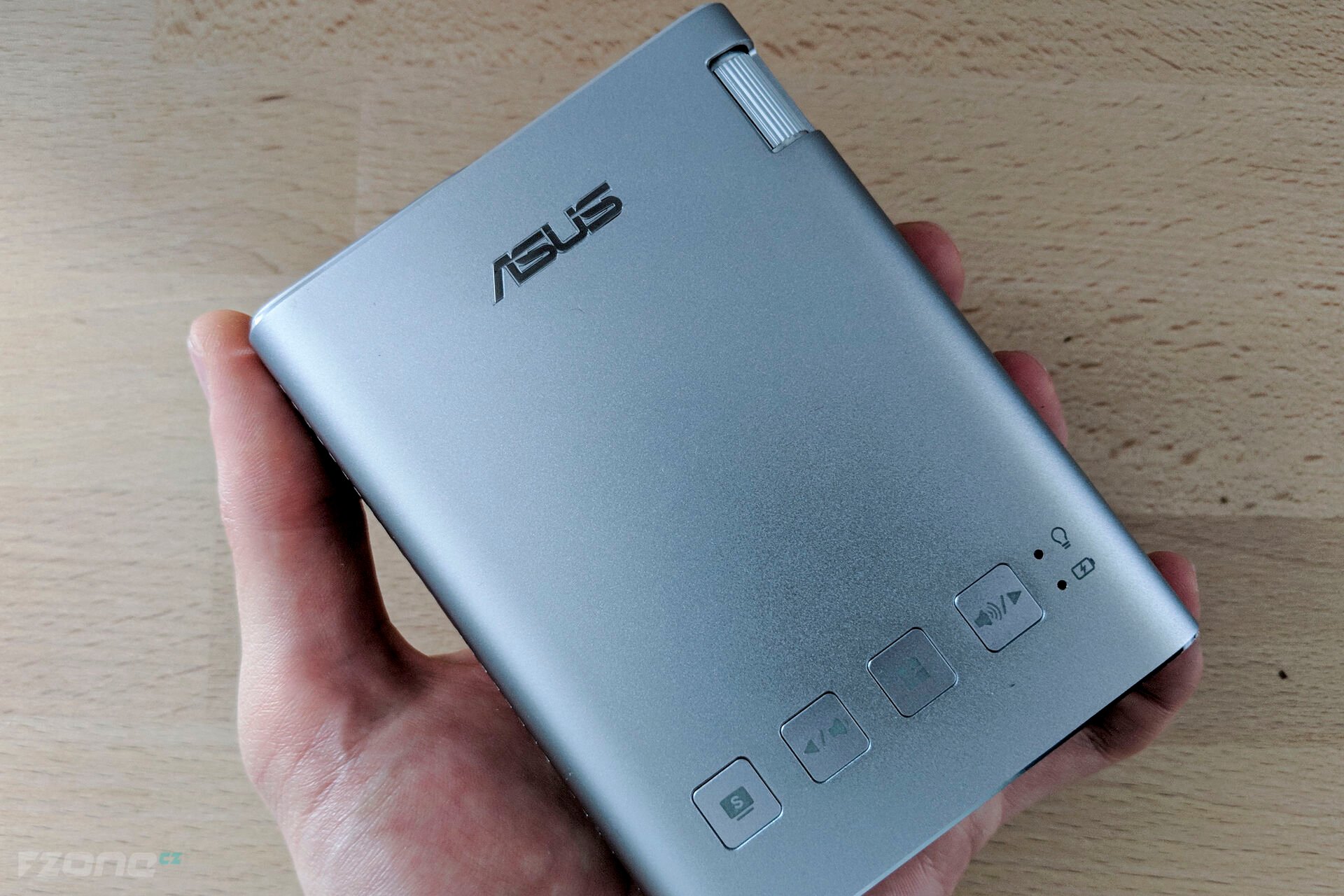 ASUS ZenBeam E1