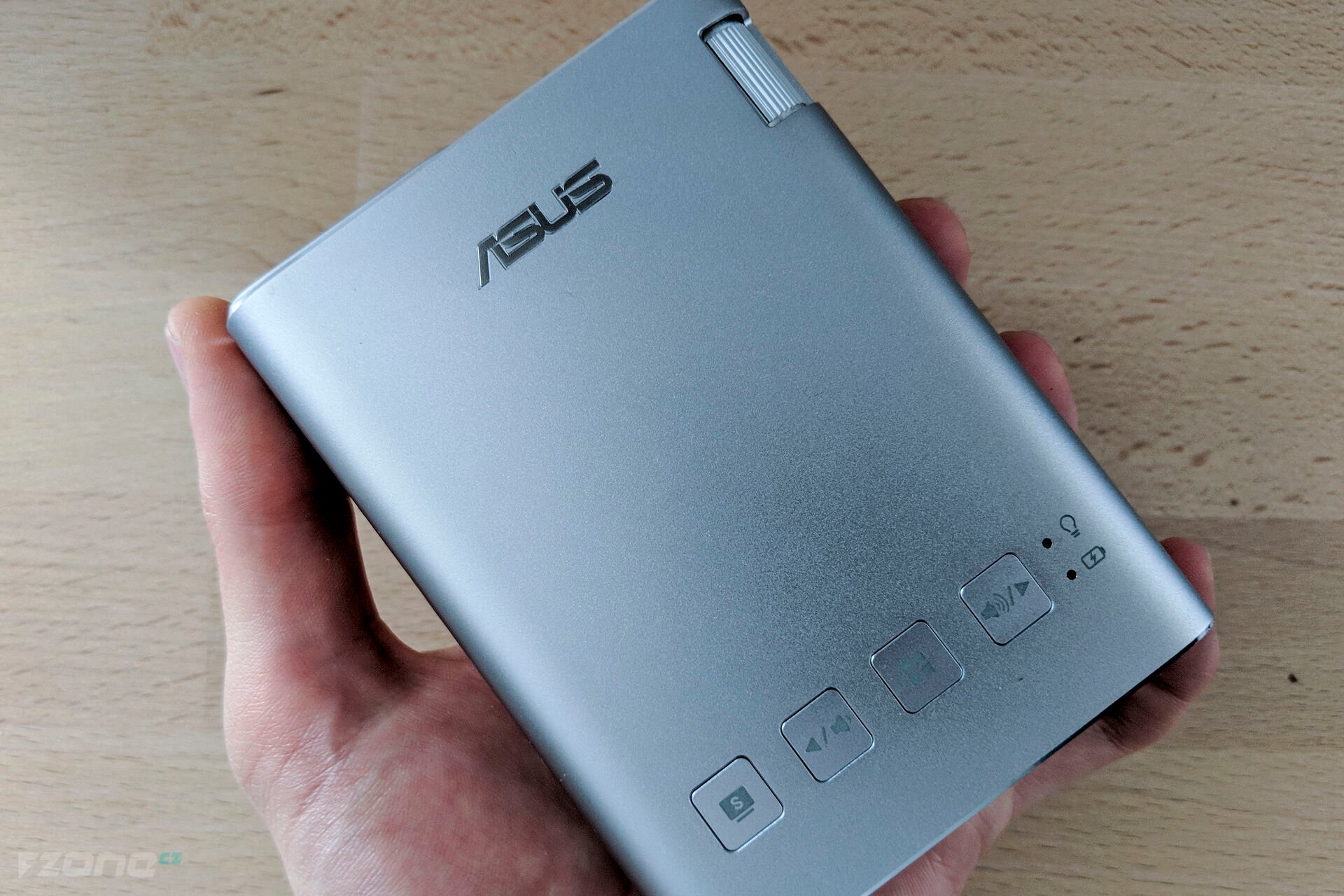 ASUS ZenBeam E1