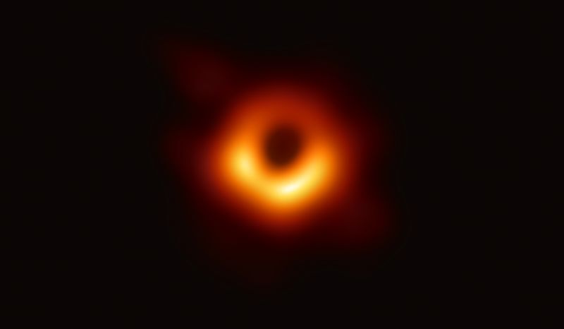 Černá díra v galaxii Messier 87