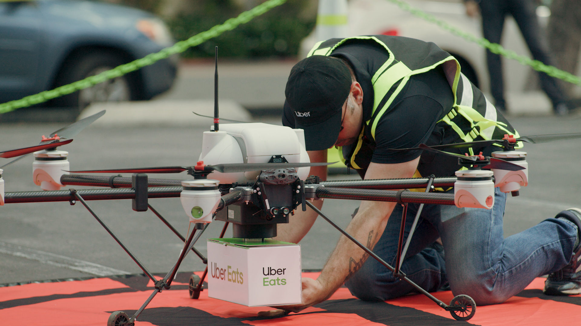 Dopravování jídla dronem od Uber Eats