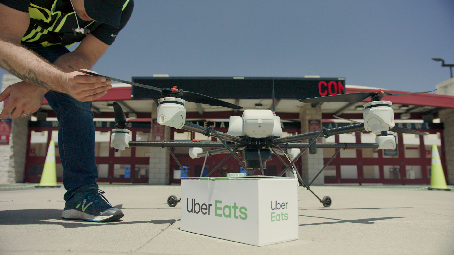 Dopravování jídla dronem od Uber Eats