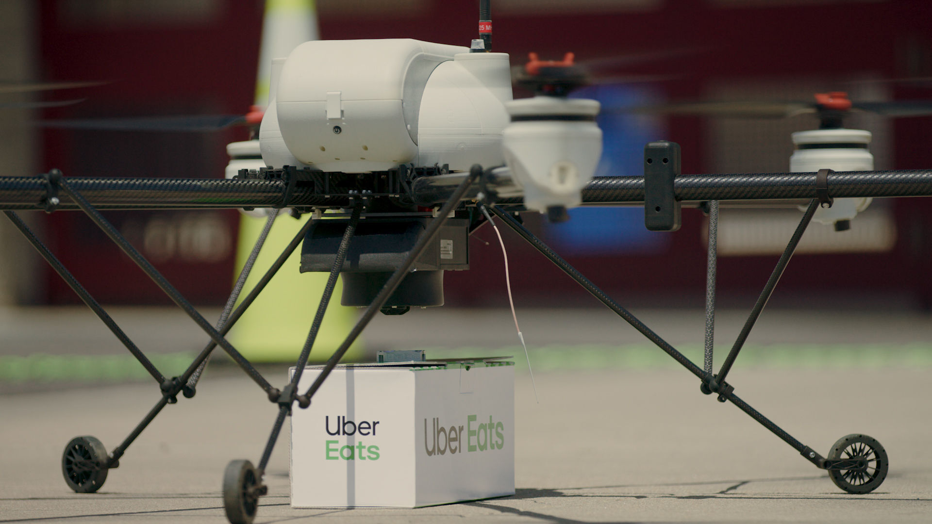 Dopravování jídla dronem od Uber Eats