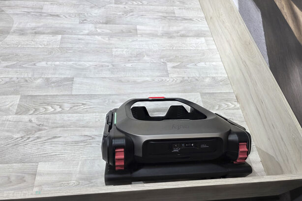 Eufy MarsWalker a Eufy RoboVac Omni S2