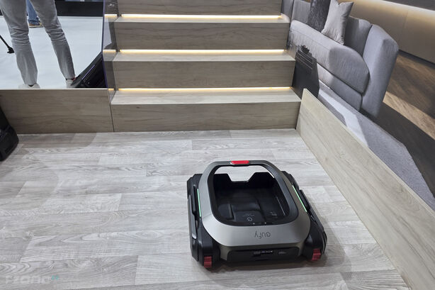 Eufy MarsWalker a Eufy RoboVac Omni S2